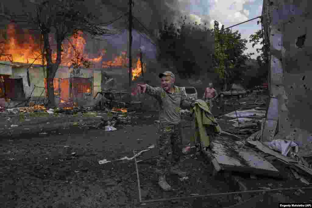 Украинский военнослужащий дает распоряжения военным фельдшерам после российского ракетного удара по продовольственному рынку в центре города Константиновка. Донецкая область Украины, 6 сентября 2023 года