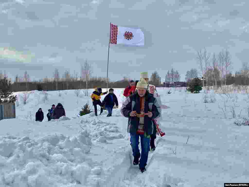 Жрецы направляются к ритуальному столбу Юпа.