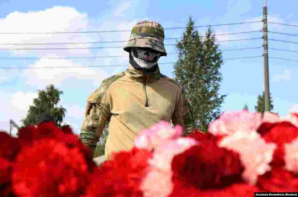 Наемник ЧВК &quot;Вагнер&quot; посещает стихийный мемориал, появившийся после смерти основателя ЧВК Евгения Пригожина. Петербург, 24 августа 2023 года