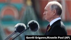 Владимир Путин выступает с речью на Красной площади в Москве. 9 мая 2022 года