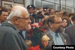 Андрей Сахаров и Револьт Пименов. Сыктывкарский аэропорт, 19 мая 1989.