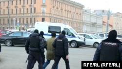 Задержание во время акции протеста против войны в Петербурге