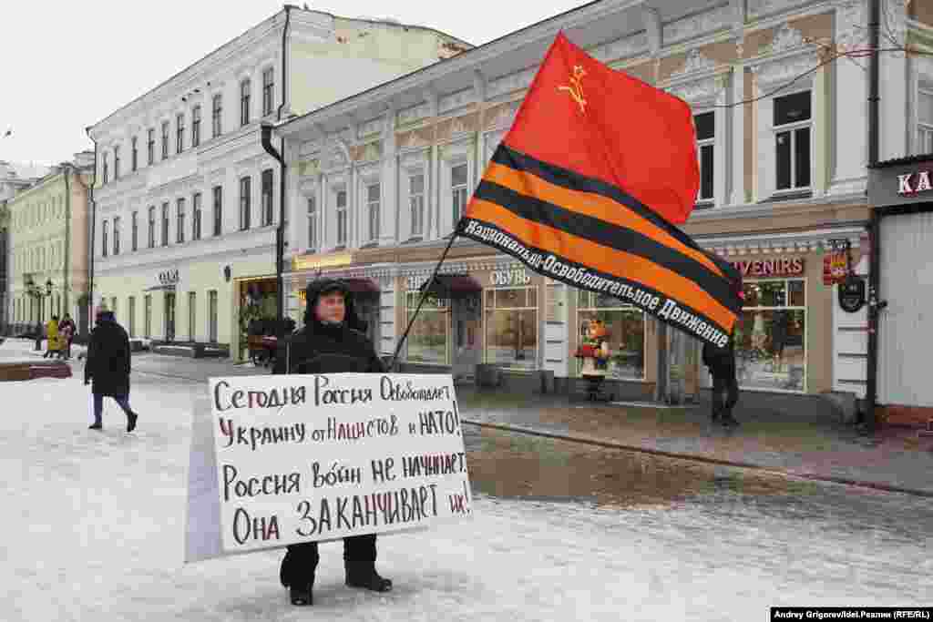 Казанский участник маргинального движения НОД, возглавляемого единороссом Евгением Федоровым, стоит на Баумана в пикете&nbsp;27 февраля 2022 года. В тот день полиция задержала несколько десятков пикетчиков &mdash;&nbsp;но этого она старательно не замечала.&nbsp;