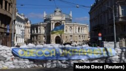 Украинский флаг на баррикаде перед Одесским национальным академическим театром оперы и балета