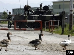 Российские военные на временно занятой ими базе в Сенаки (Грузия), август 2008 года