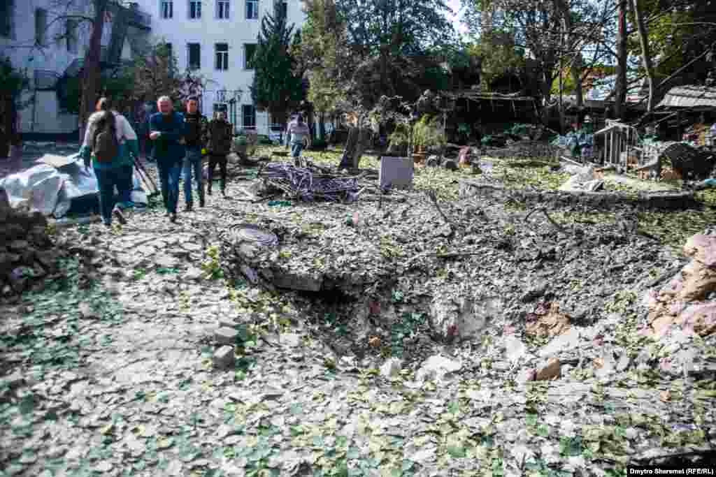 Оставшаяся от взрыва воронка