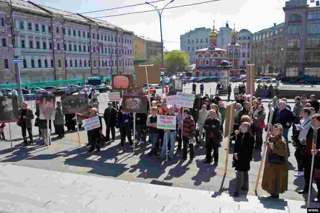 На митинг пришли около 100 человек