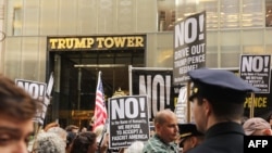 Протесты в Нью-Йорке у небоскреба Trump Tower после увольнения директора ФБР Джеймса Коми