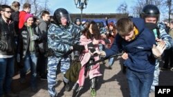 Задержание одной из участниц акции протеста в Москве 26 марта