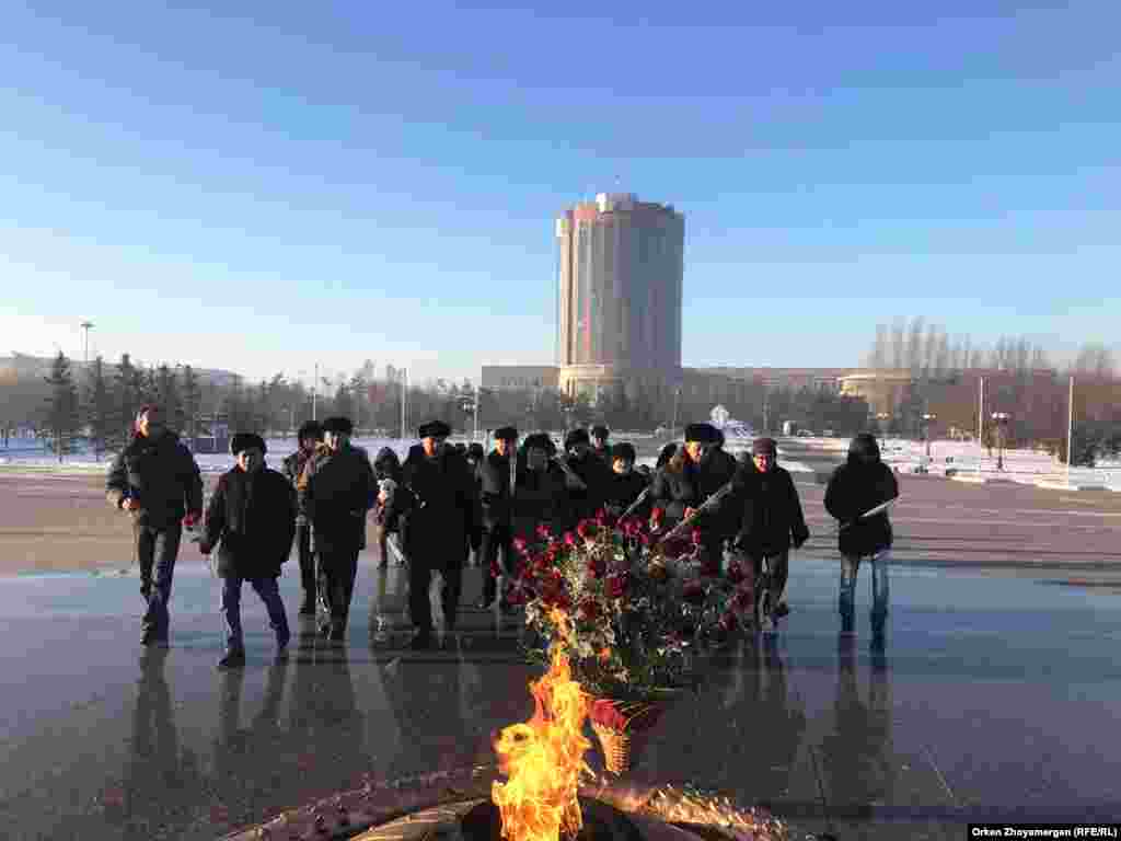 Желтоқсан және Жаңаөзен оқиғасы құрбандарын еске алуға жиналған адамдар саны Астанада аз болды. 17 желтоқсан, 2017 жыл.