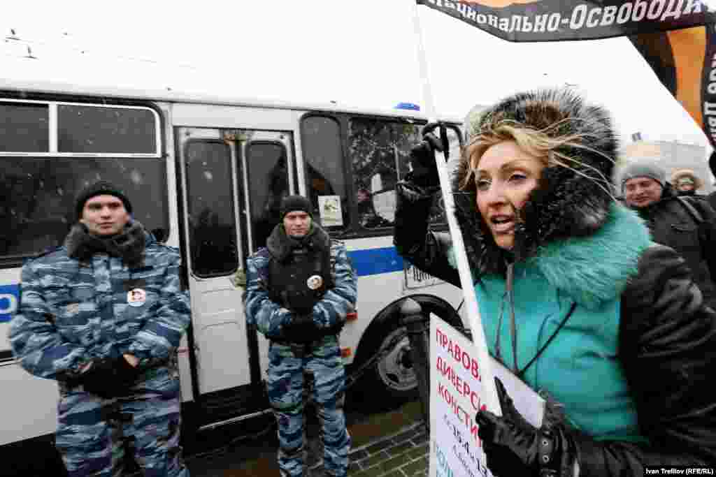 На акцию оппозиционных активистов пришли и сторонники Путина, члены так называемого &quot;Национально-освободительного движения&quot;