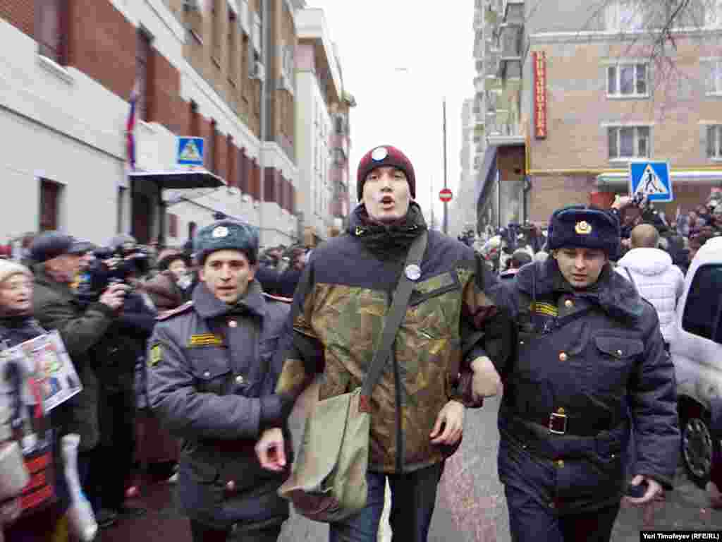 Через несколько минут после начала чтения приговора милиция начала задержание участников митинга