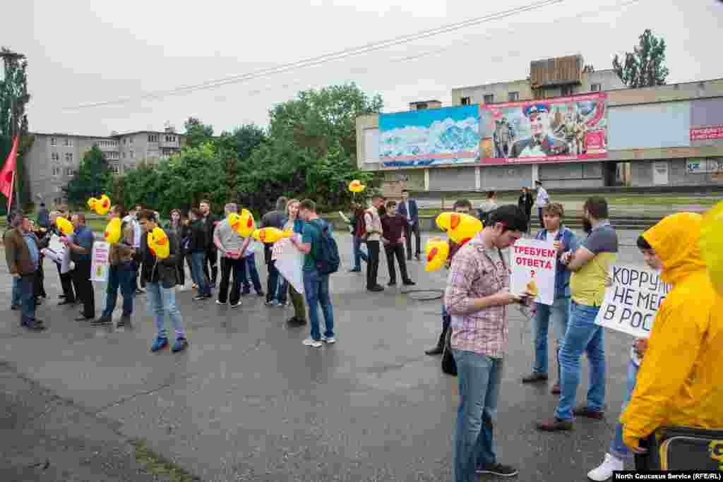 За пикетом постоянно наблюдали странные люди - кто на велосипеде, кто просто в куртке с капюшоном, надвинутым на глаза, кто в машине.