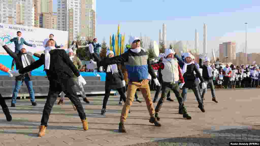 Қазақстан халқы ассамблеясы жылына орай өткізілген флешмоб.&nbsp;Астана, 6 ақпан 2015 жыл.​​