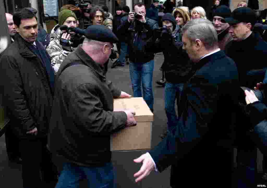 Russia -- Opposition leader, presidential candidate, former Prime Minister Mikhail Kasyanov watch unloading of the boxes with subscription lists, the central elections commission office in Moscow, 16Jan2008