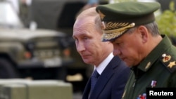 Vladimir Putin və müdafiə naziri Sergei Shoigu 