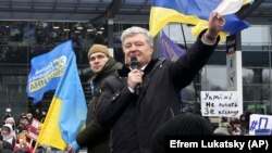 Петр Порошенко выступает в аэропорту Киева перед своими сторонниками