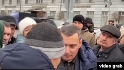 Александр Хинштейн на встрече с протестующими на прошлой неделе