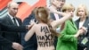 Акция активисток Femen на ярмарке в Ганновере