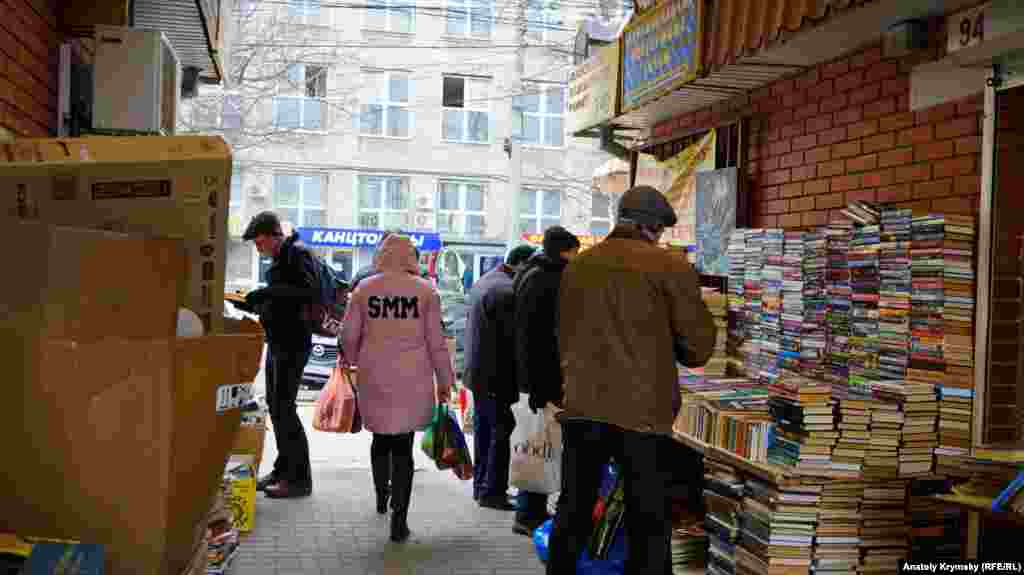 Книжная лавка разместилась в проходе к Центральному рынку