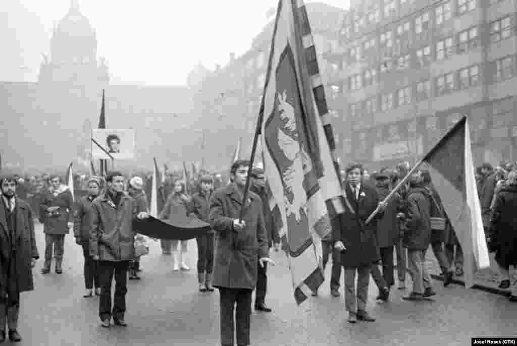 20 января 1969 года: студенческая демонстрация в Праге. На заднем плане - портрет Яна Палаха