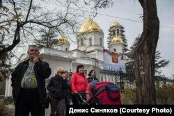 Плакат на Петро-Павловском кафедральном соборе Симферополя, сообщающий о том, что храм восстанавливается под личным патронатом Владимира Путина