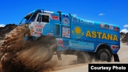 Astana Motorsports командасының көлігі 2015 жылғы Дакар жарысында (Сурет команданың баспасөз қызметінен алынды).