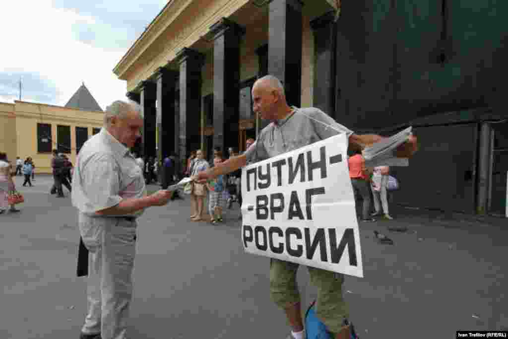 Первые оппозиционные плакаты на акции