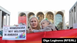 Протесты у Метрополитэн-Опера в Нью-Йорке в поддержку ЛГБТ-сообщества в России