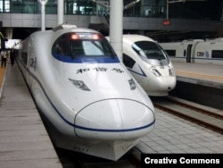 Слева CRH2C, копия Shinkansen E2-series, справа CRH3, копия Siemens Velaro