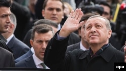 Türkiyə prezidenti Recep Tayyip Erdogan (sağda) səsverməyə gələrkən sakinləri salamlayır. 1 noyabr 2015