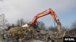 Пока заседала Общественная палата, в "Речнике" продолжали сносить дома.