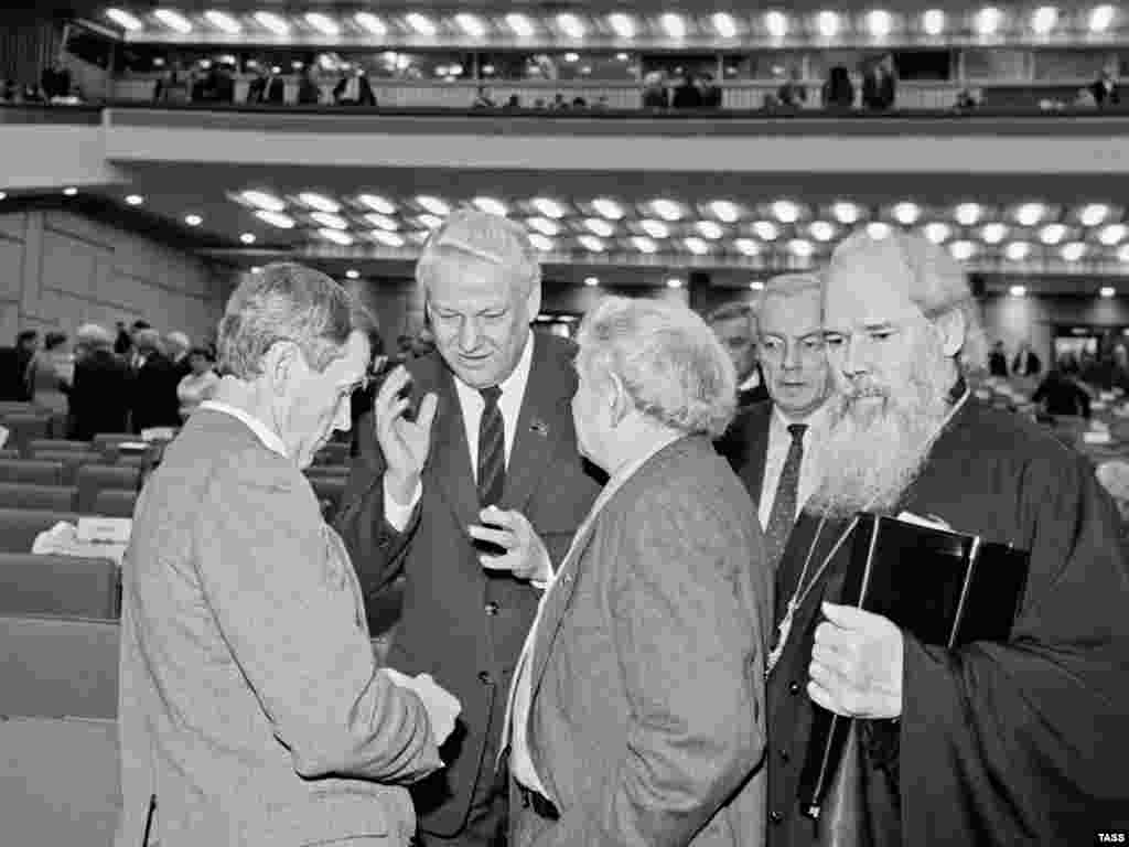 Алексий II возглавил РПЦ 10 июня 1990 года. Он стал пятнадцатым предстоятелем РПЦ с момента введения патриаршества на Руси в 1589 году.