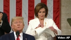 Nancy Pelosi çıxışın mətnini cırır
