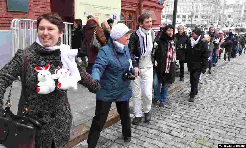 &quot;Белые ленты&quot; водят хоровод у знака нулевого километра у Красной площади. Скандируют &laquo;Россия без Путина&raquo;.