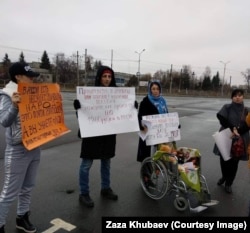 Митинг во Владикавказе 4 декабря 2018 г. за повышение пособий по уходу за детьми-инвалидами. Залина Дудуева – вторая справа