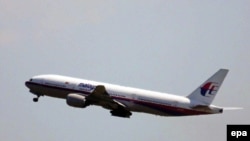 Boeing 777, рейс MH17 авиакомпании Malaysia Airlines, взлетающий в 12:31 из амстердамского аэропорта Скипхол...