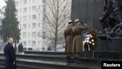 Госсекретарь Тиллерсон возлагает венок в Международный день памяти жертв Холокоста у памятника героям гетто в Варшаве, 27 января