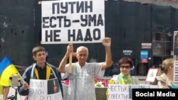 Владимир Ионов на одной из летних акций протеста в Москве 