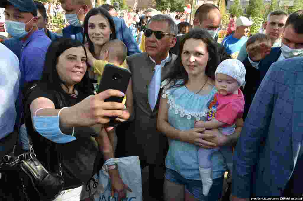 Впрочем, в перерыве между селфи Рустам Минниханов успевает произнести со сцены речь, в которой призывает многочисленных собравшихся: &quot;Очень прошу вас соблюдать социальную дистанцию&nbsp;&mdash; конечно, мы устали от масок, от перчаток... Но придётся немножко беречь себя&quot;.&nbsp;