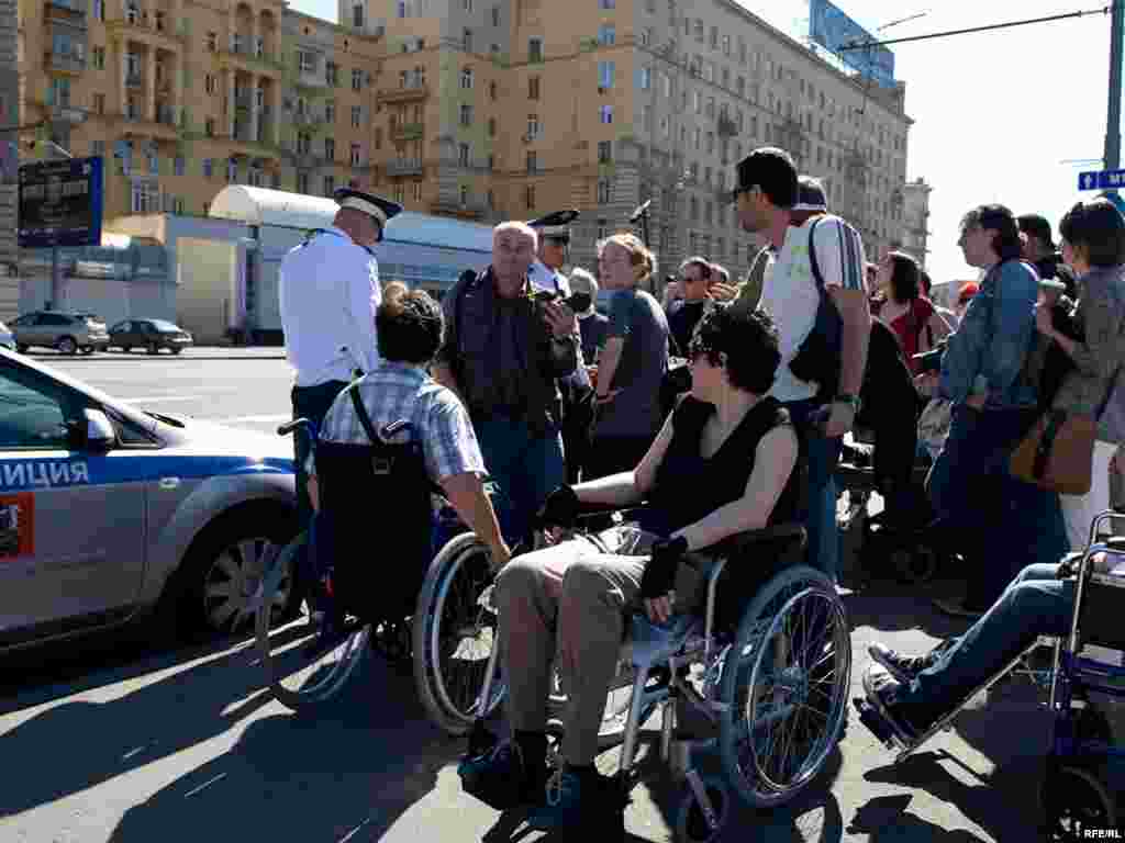 ... За что они тут же получили замечание от сотрудников ГАИ о недопустимости перекрытия спецтрассы