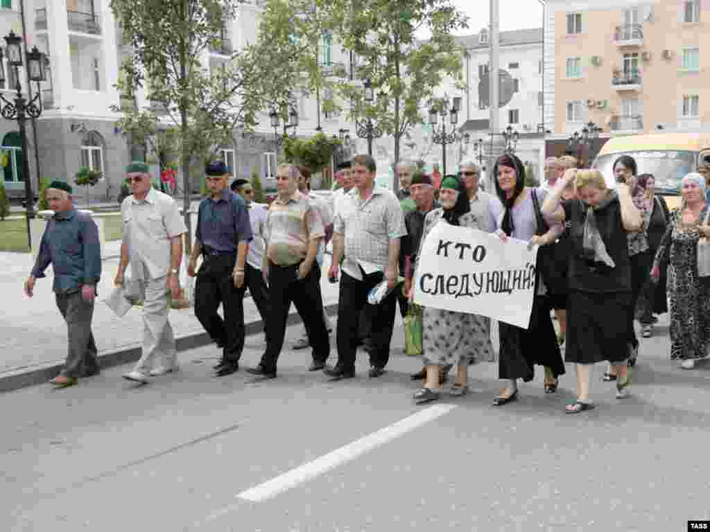  Наталья Эстемирова похоронена 16 июля на кладбище в селении Ишхой-Юрт Гудермесского района в Чечне рядом с могилой отца