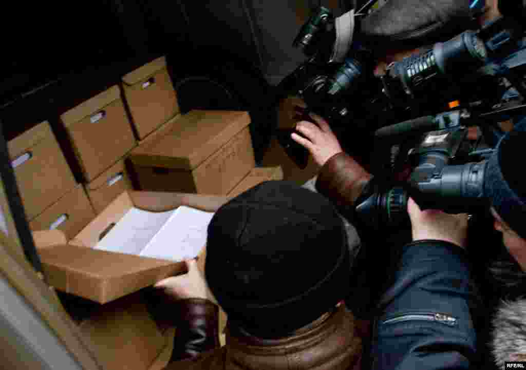 Russia – Trucks full of subscription lists to support Opposition leader former Prime Minister Mikhail Kasyanov as presidential candidate near the central elections commission office in Moscow, 16Jan2008