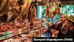 Прилавок с хамоном на рынке Бокерия в Барселоне, Испания