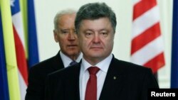 Президент Украины Петр Порошенко и вице-президент США Джо Байден в Киеве, 21 ноября