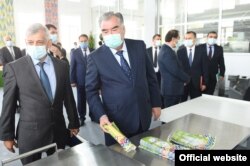 Tajik Air әуе компаниясының бұрынғы басшысы Рустам Холиков (сол жақта) Тәжікстан президенті Эмомали Рахмонмен бірге тұр.