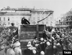 Владимир Ульянов-Ленин выступает в Москве перед красноармейцами, отправляющимися на войну с Польшей, 1920 год