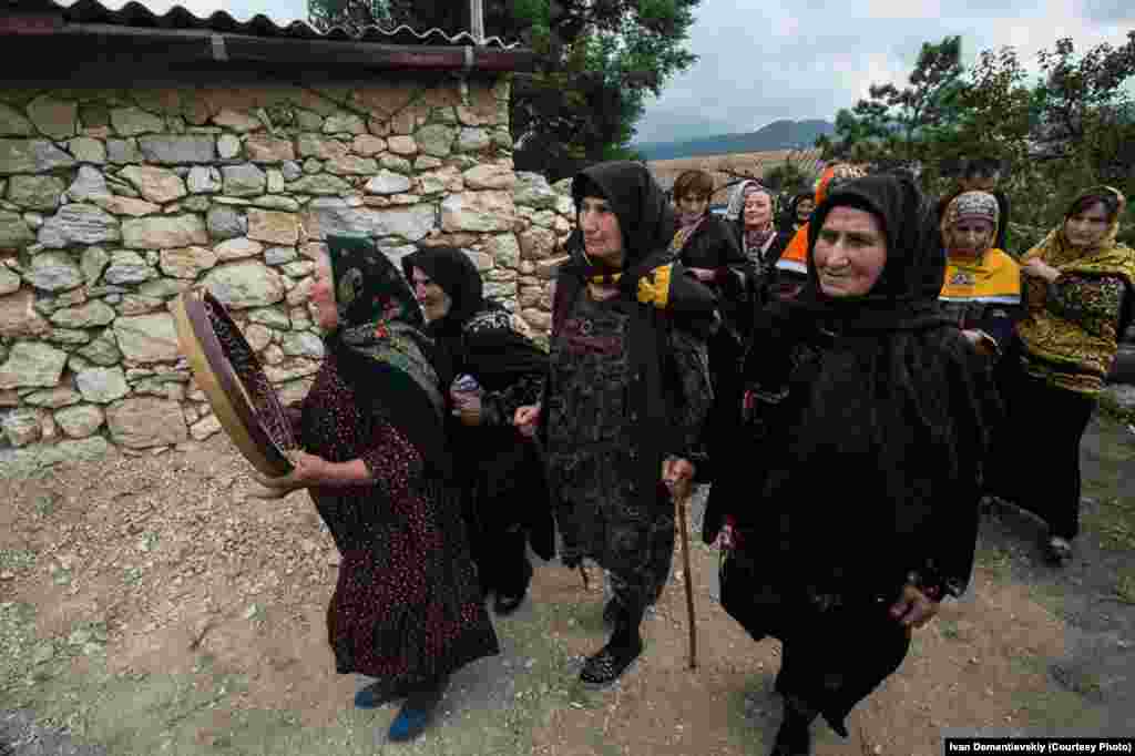 Ertəsi gün kənd qadınları gəlini toy şənliyinə gətirirlər.&nbsp;