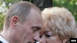 Людмила Нарусова и Владимир Путин на открытии памятника Анатолию Собчаку в Петербурге, июнь 2006 года.