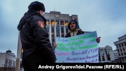 Казань. Одиночный пикет врача, уволенного за отказ от вакцинации. 12 ноября 2021 года